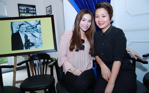 Hồ Ngọc H&agrave; chụp ảnh c&ugrave;ng B&ocirc;ng Mai (con g&aacute;i cố nhạc sĩ An Thuy&ecirc;n)
