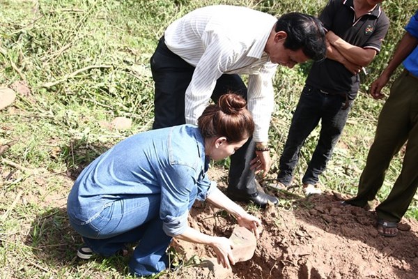 Hồ Ngọc H&agrave; vẫn giữ im lặng trước những nghi vấn về chuyện đời tư