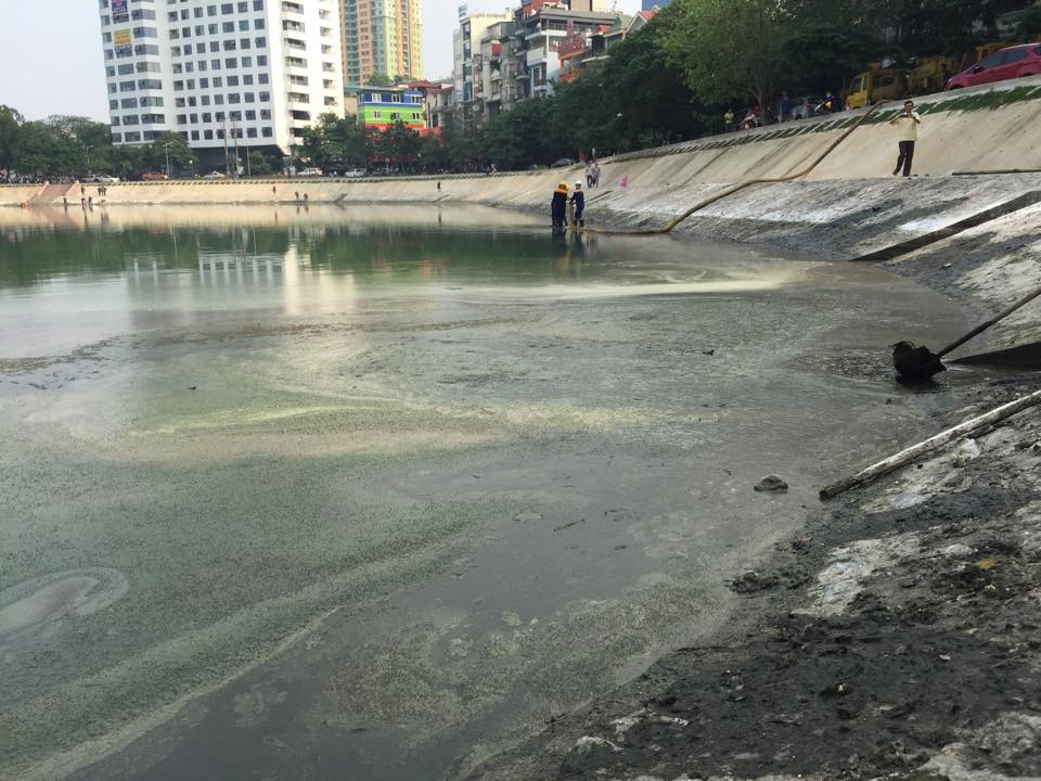To&agrave;n bộ xung quanh hồ Ngọc Kh&aacute;nh đang bốc m&ugrave;i x&uacute; ếu rất kh&oacute; chịu
