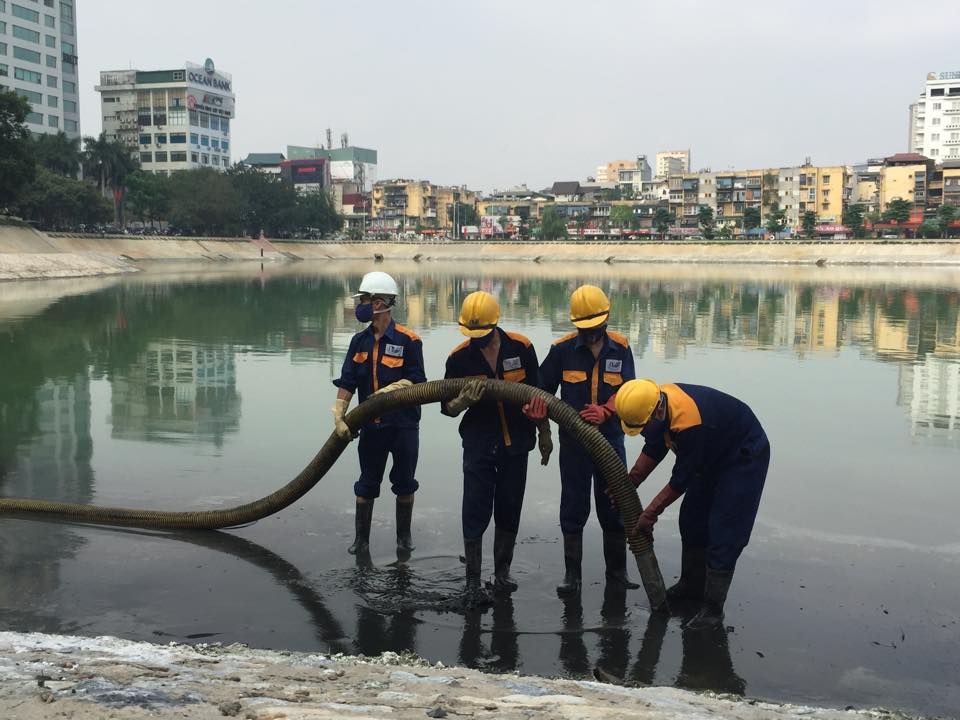 C&ocirc;ng nh&acirc;n đang khắc phục t&igrave;nh trạng &ocirc; nhiễm tại hồ Ngọc Kh&aacute;nh