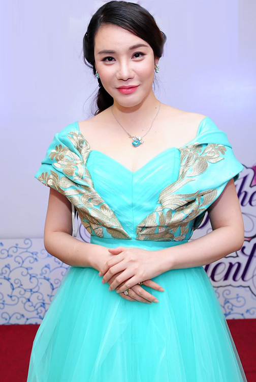 Nhan sắc Hồ Quỳnh Hương năm 2015. Cô tiếp tục theo đuổi phong cách thời trang nữ tính