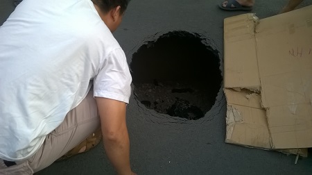 Hố tử thần bất ngờ xuất hiện trước số nh&agrave; 106 Đại Cồ Việt khiến nhiều người giật m&igrave;nh