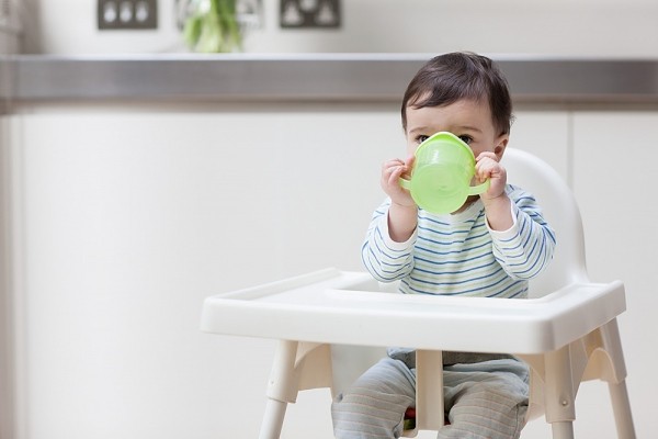 Trẻ em c&oacute; thể bị ảnh hưởng từ c&aacute;c độc chất trong cốc nhựa