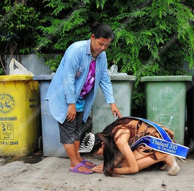 Hoa hậu chuyển giới Th&aacute;i Lan đội vương miện về qu&ecirc; quỳ trước đấng sinh th&agrave;nh g&acirc;y x&uacute;c động mạnh 
