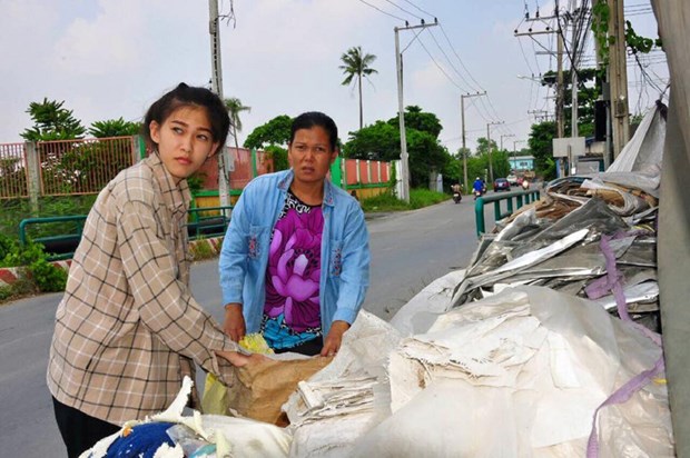 Hiện c&ocirc; vẫn phụ gi&uacute;p mẹ c&ocirc;ng việc ph&acirc;n loại r&aacute;c mỗi khi rảnh rỗi