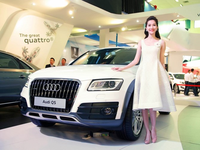 Hoa hậu Đặng Thu Thảo đẹp tinh kh&ocirc;i b&ecirc;n cạnh xế sang Audi Q5