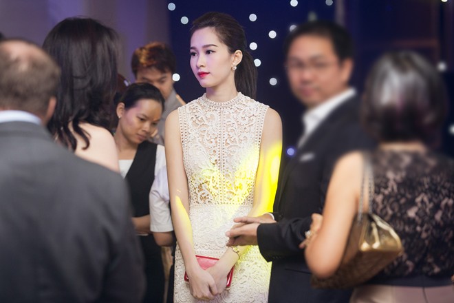 Tham dự sự kiện tối 17/9 tại TPHCM, hoa hậu Đặng Thu Thảo nổi bật với phong cách gợi cảm, đây cũng là lần hiếm hoi người đẹp gốc Bạc Liêu diện váy xuyên thấu. 