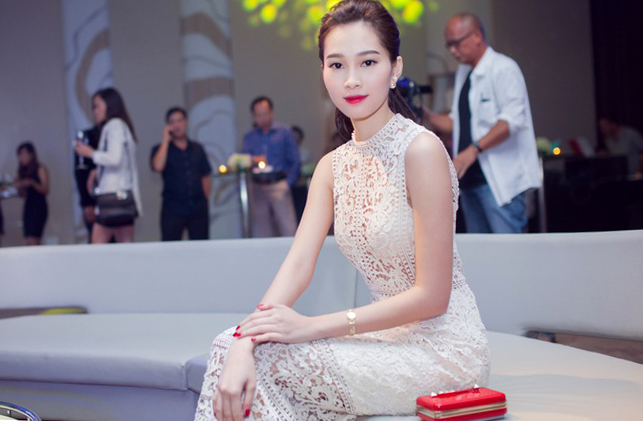 Sau thời gian dài trung thành với phong cách an toàn, hoa hậu Thu Thảo đã mạnh dạn phá cách với những bộ váy trễ vai, cúp ngực...