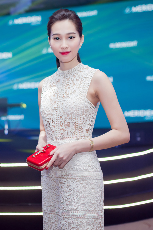 Hoa hậu cho biết, cô muốn làm mới hình ảnh cá nhân trong thời gian tới, không còn đơn thần là cô gái mỏng manh, nhẹ nhàng mà pha chút quyến rũ, ngọt ngào. 