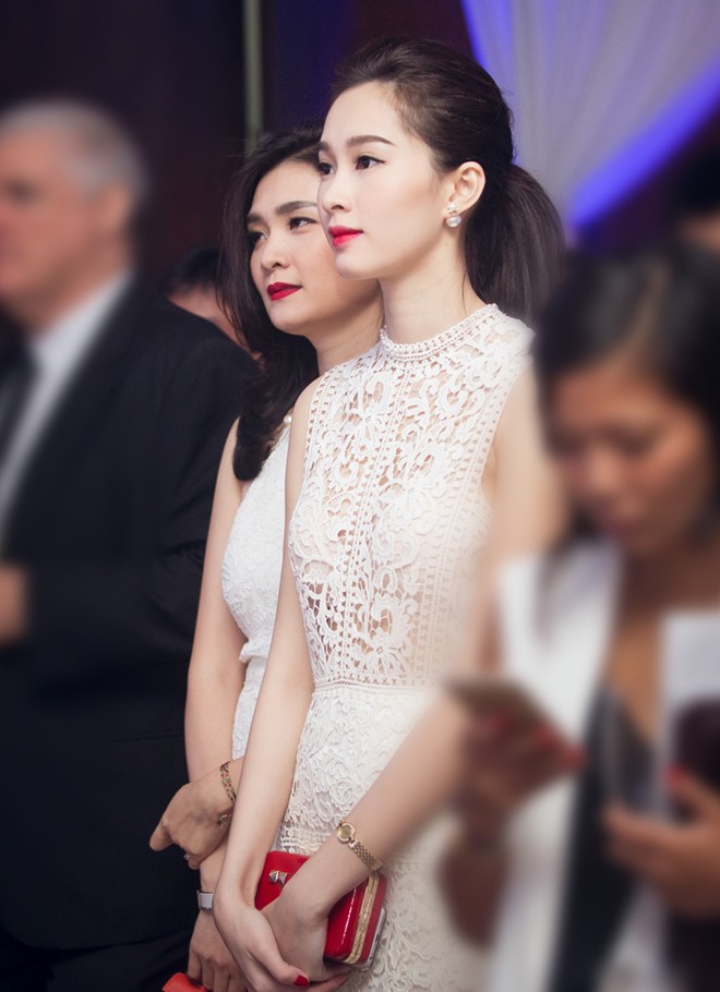 Hoa hậu Việt Nam 2012 vẫn giữ lối trang điểm cuốn hút nhưng trang phục có sự phá cách.