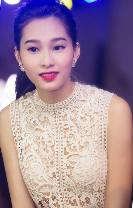 Hoa hậu Thu Thảo sử dụng phụ kiện hoa tai ngọc trai, cùng tông với chi tiết đính ngọc trai ở cổ áo.