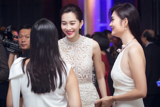 Hoa hậu Thu Thảo trò chuyện với những vị khách trong đêm tiệc. 