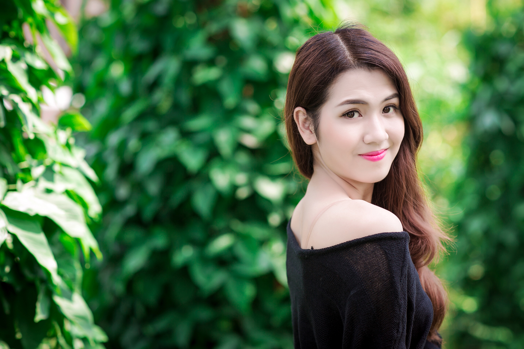 Ngọc Thảo cao 1m65, sinh năm 1993, đang dẫn đầu cuộc thi Hoa hậu Ho&agrave;n vũ 2015 với lượt b&igrave;nh chọn kh&aacute; cao