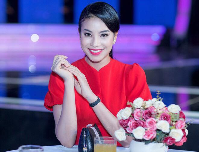  Phạm Hương vẫn tự tin đ&aacute;p trả lại những l&ugrave;m x&ugrave;m