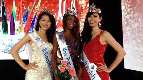 L&ecirc; Thị Th&uacute;y Đoan (ngo&agrave;i c&ugrave;ng b&ecirc;n tr&aacute;i) gi&agrave;nh &Aacute; hậu 2 cuộc thi Hoa hậu khiếm th&iacute;nh to&agrave;n cầu 2015
