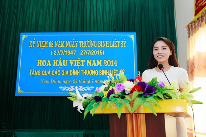 Hoa hậu Kỳ Duy&ecirc;n giản dị về qu&ecirc; l&agrave;m từ thiện