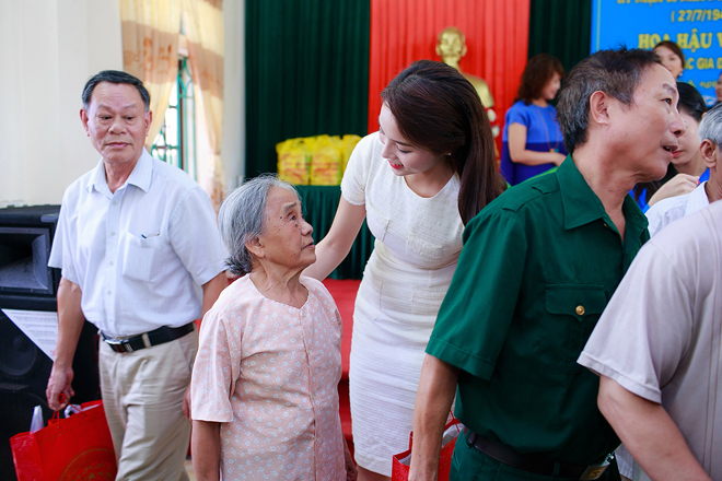 Hoa hậu Kỳ Duy&ecirc;n giản dị về qu&ecirc; l&agrave;m từ thiện