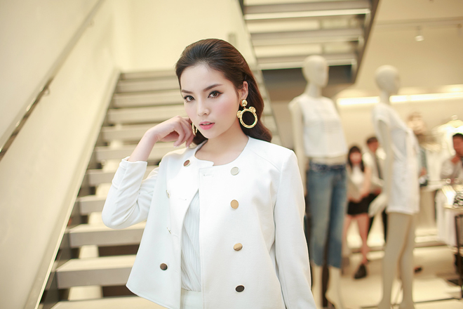 Người đẹp 19 tuổi đã làm tốt hơn với việc tạo dáng trước ống kính. Người đẹp 19 tuổi đã làm tốt hơn với việc tạo dáng trước ống kính.