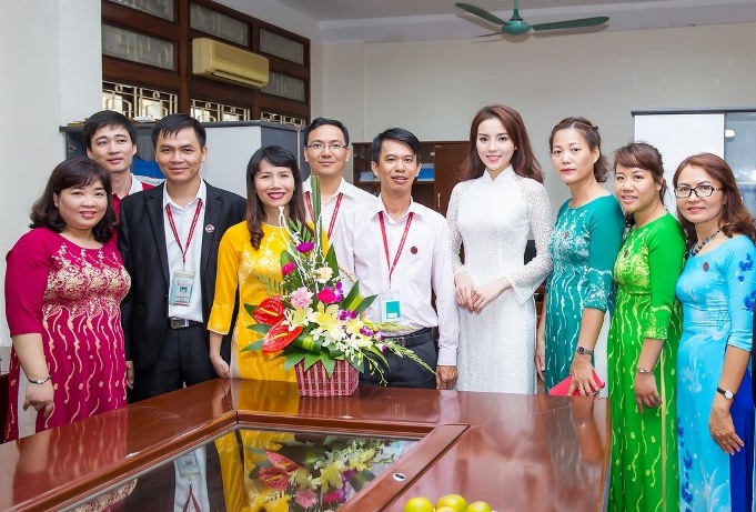 Kỳ Duy&ecirc;n đến dự chương tr&igrave;nh v&agrave; tặng hoa tri &acirc;n đến những người thầy c&ocirc; đang trực tiếp giảng dạy cho m&igrave;nh