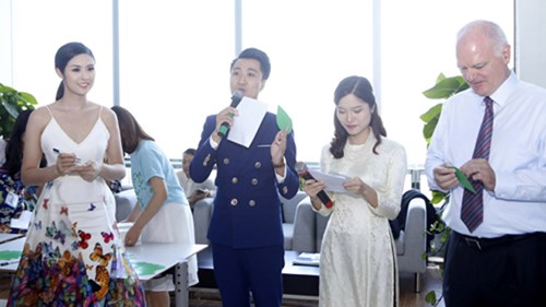 Hoa hậu Ngọc H&acirc;n c&ugrave;ng tham gia hoạt động viết th&ocirc;ng điệp l&ecirc;n l&aacute; c&acirc;y m&agrave;u xanh
