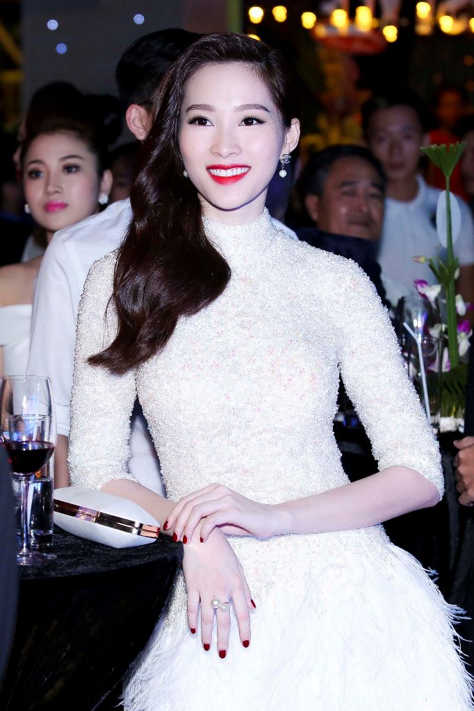Hoa hậu Thu Thảo bất ngờ &lsquo;khoe&rsquo; lưng trần gợi cảm