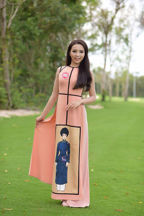 Nguyễn Cao Kỳ Duyên duyên dáng trong tà áo dài