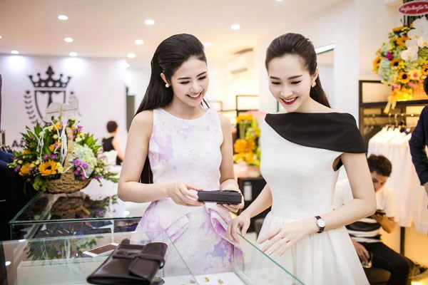 Ngọc H&acirc;n tư vấn chọn đồ cho hoa hậu Thu Thảo 