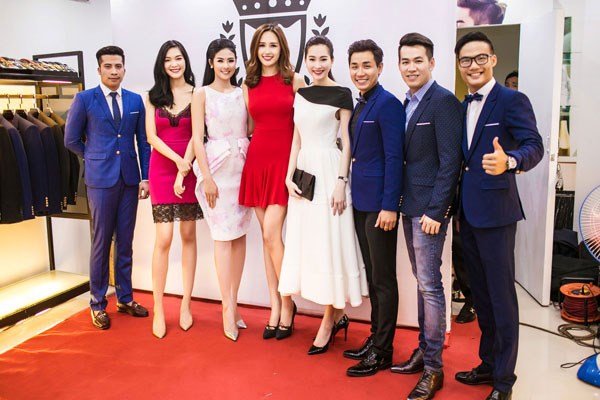D&agrave;n sao đến ch&uacute;c mừng hoa hậu Ngọc H&acirc;n 