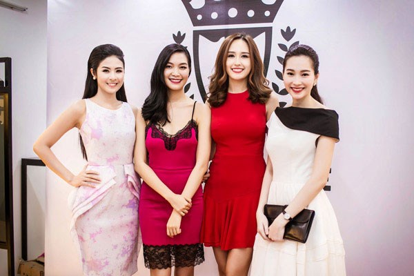 Ba Hoa hậu Việt Nam đến ch&uacute;c mừng b&agrave; chủ Ngọc H&acirc;n 