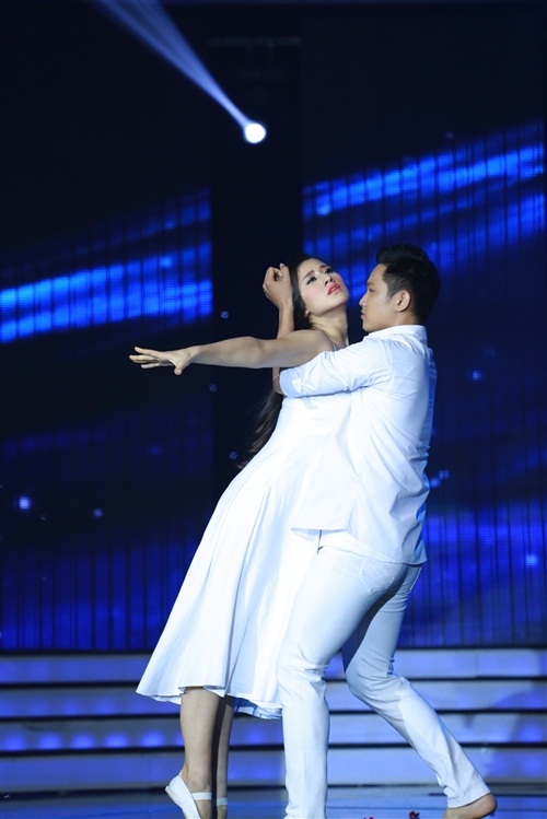 Th&iacute; sinh Hoa kh&ocirc;i &Aacute;o d&agrave;i Diana Nguyễn xuất sắc trong tiết mục tr&igrave;nh diễn m&uacute;a ballet 