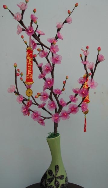 Tự tay làm m&ocirc;̣t cành đào bằng vải voan là m&ocirc;̣t ý tưởng thú vị 
