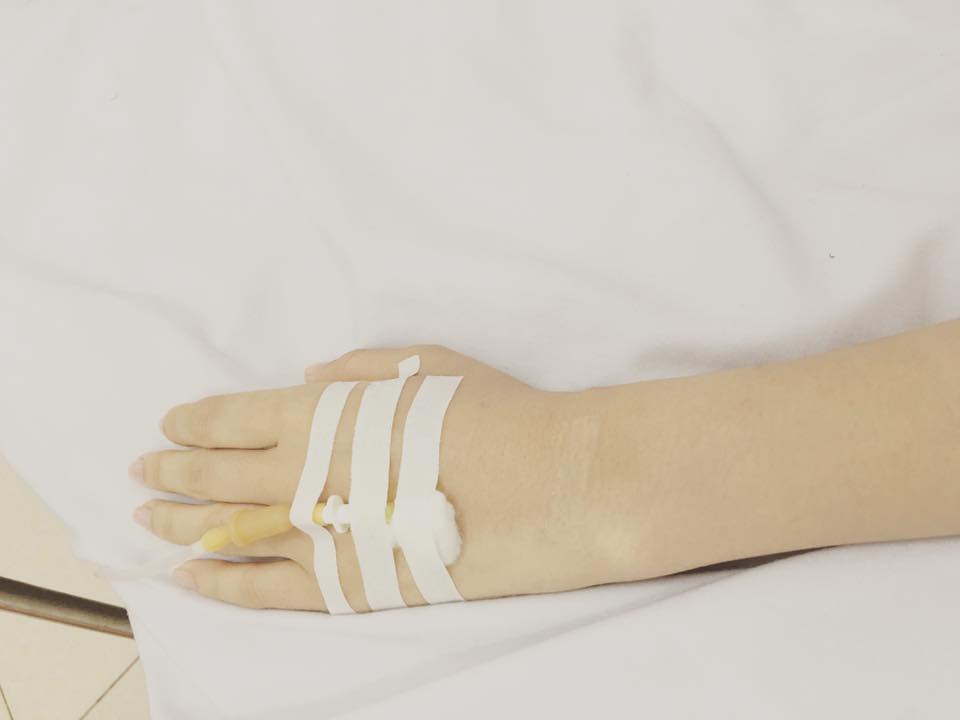 Hoa hậu Phạm Hương nhập viện truyền nước