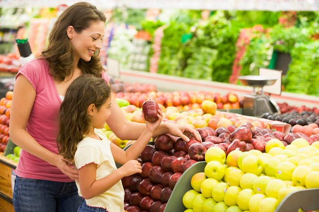 Sai lầm trong ăn uống n&ecirc;n tr&aacute;nh để hạn chế mắc bệnh ung thư l&agrave; kh&ocirc;ng ăn tr&aacute;i c&acirc;y nhiễm khuẩn