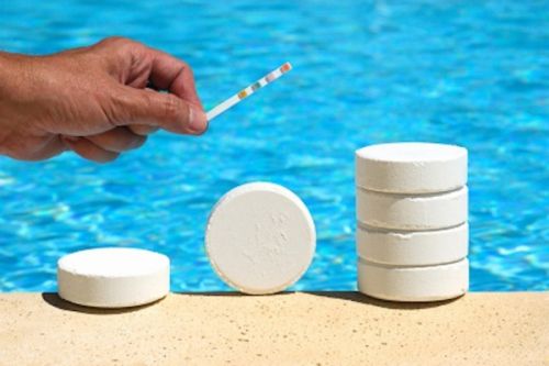H&oacute;a chất bể bơi c&oacute; thể g&acirc;y nhiều nguy hại