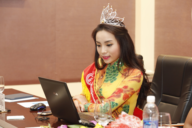 Hoa hậu Kỳ Duyên đang trả lời trực tuyến các thắc mắc của bạn đọc sáng ngày 7/12