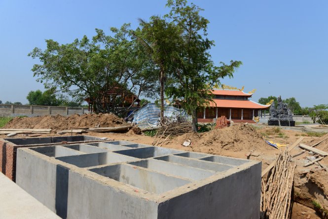 Ho&agrave;i Linh &lsquo;đau l&ograve;ng&rsquo; khi nh&agrave; thờ Tổ bị ni&ecirc;m phong