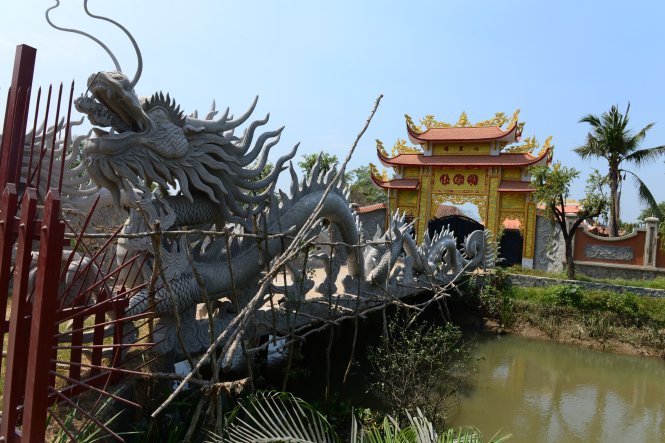 Ho&agrave;i Linh &lsquo;đau l&ograve;ng&rsquo; khi nh&agrave; thờ Tổ bị ni&ecirc;m phong