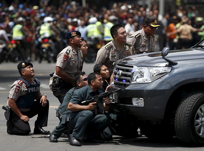 Cảnh sát Indonesia có mặt tại hiện trường vụ nổ. Ảnh: Reuters