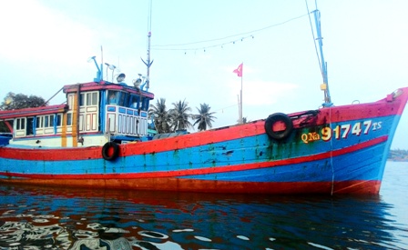 T&agrave;u QNa 91747 đang neo đậu tại &acirc;u thuyền An H&ograve;a