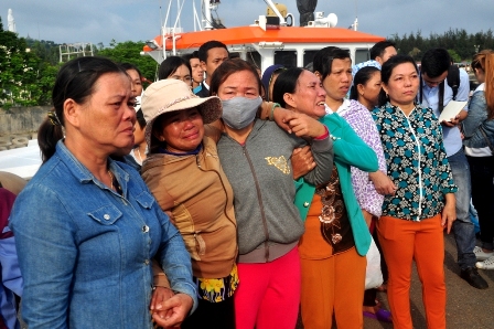 Hàng trăm người thân của các ngư dân Hàng trăm người thân của các ngư dân