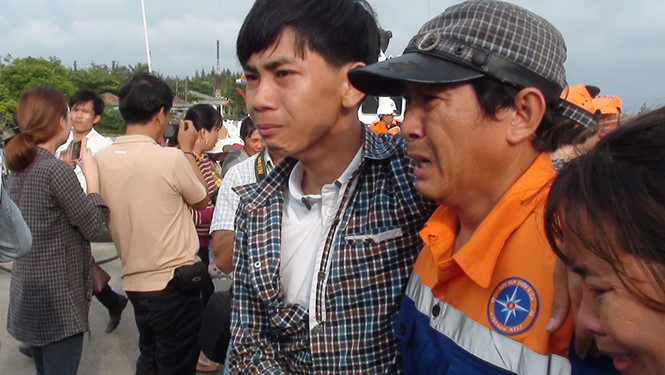 34 ngư d&acirc;n lần lượt được d&igrave;u l&ecirc;n bờ trong niềm vui kh&ocirc;n xiết của người th&acirc;n.