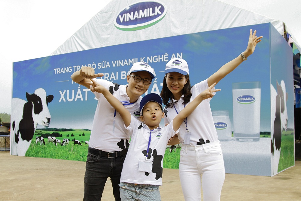 Gia đ&igrave;nh ca sỹ Ho&agrave;ng B&aacute;ch thăm trang trại Vinamilk tại Nghệ An