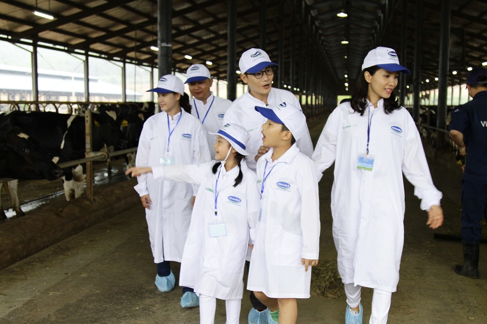 T&ecirc; Gi&aacute;c - Con trai của ca sỹ Ho&agrave;ng B&aacute;ch rất quen thuộc trong chương tr&igrave;nh Bố ơi m&igrave;nh đi đ&acirc;u thế cũng c&oacute; mặt tại trang trại b&ograve; của Vinamilk, cậu rất th&iacute;ch th&uacute; về chuyến thăm quan lần n&agrave;y