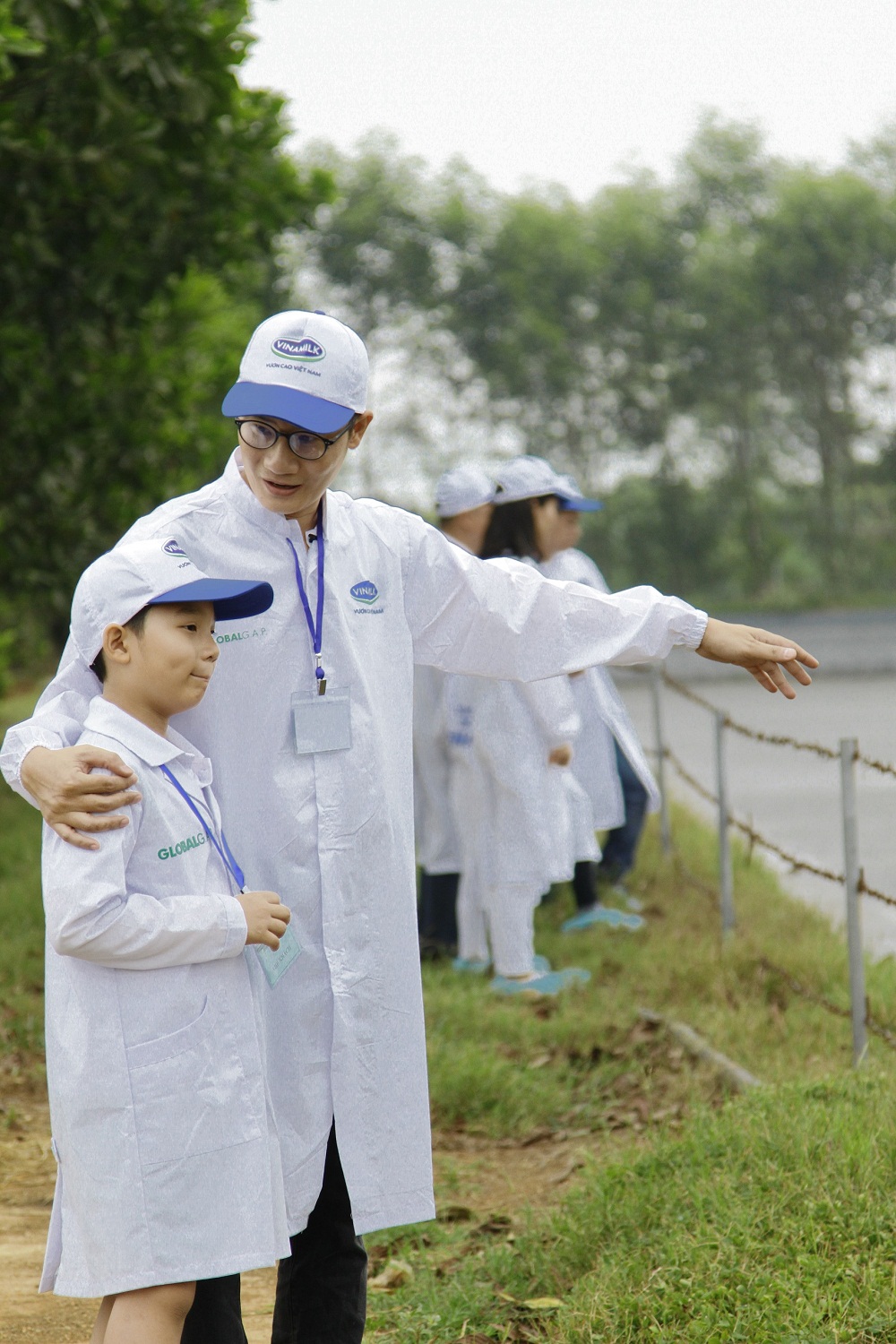 Ho&agrave;ng B&aacute;ch giới thiệu cho T&ecirc; Gi&aacute;c khu xử l&yacute; chất thải của trang trại b&ograve; Vinamilk