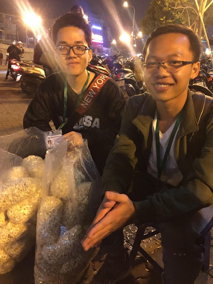 Sinh vi&ecirc;n Kiến tr&uacute;c rủ nhau b&aacute;n dạo bỏng ng&ocirc; để r&egrave;n giao tiếp