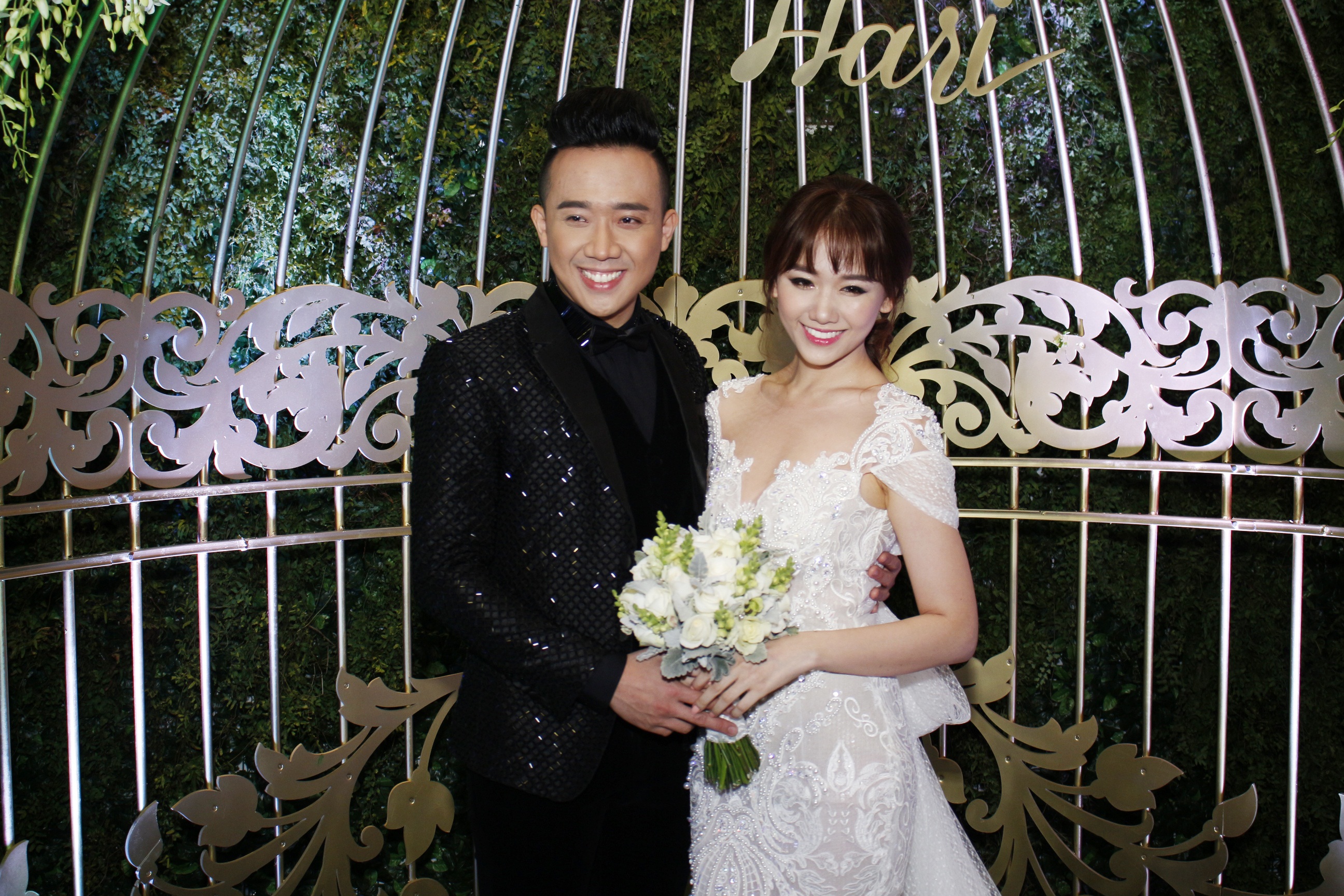 dan-sao-dinh-dam-dien-hai-mau-do-va-den-den-dam-cuoi-tran-thanh-hari-won