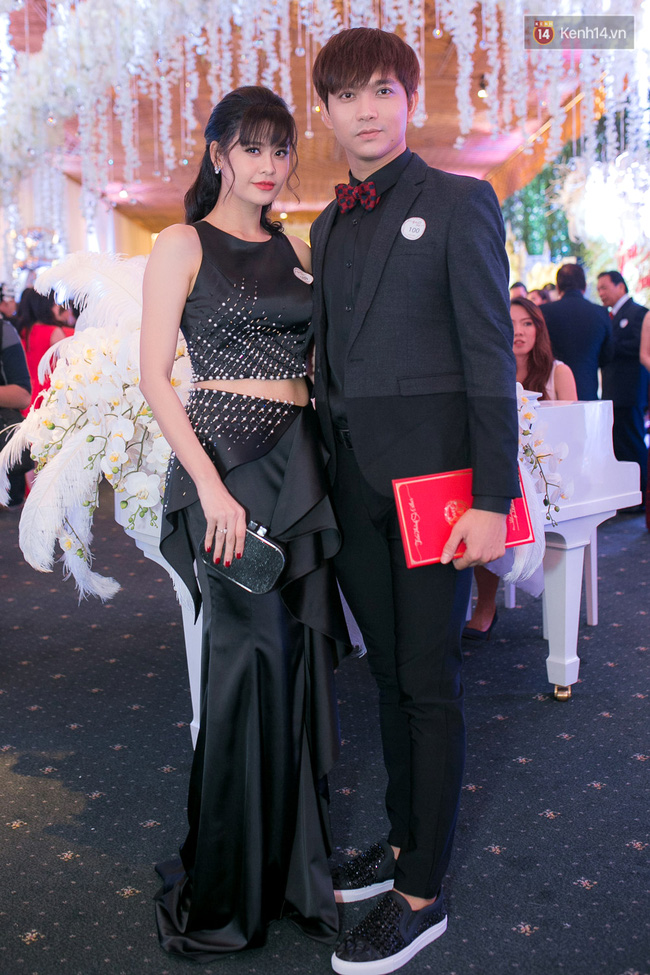 dan-sao-dinh-dam-dien-hai-mau-do-va-den-den-dam-cuoi-tran-thanh-hari-won