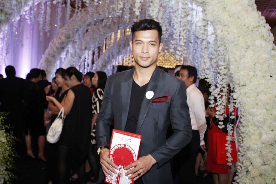 dan-sao-dinh-dam-dien-hai-mau-do-va-den-den-dam-cuoi-tran-thanh-hari-won