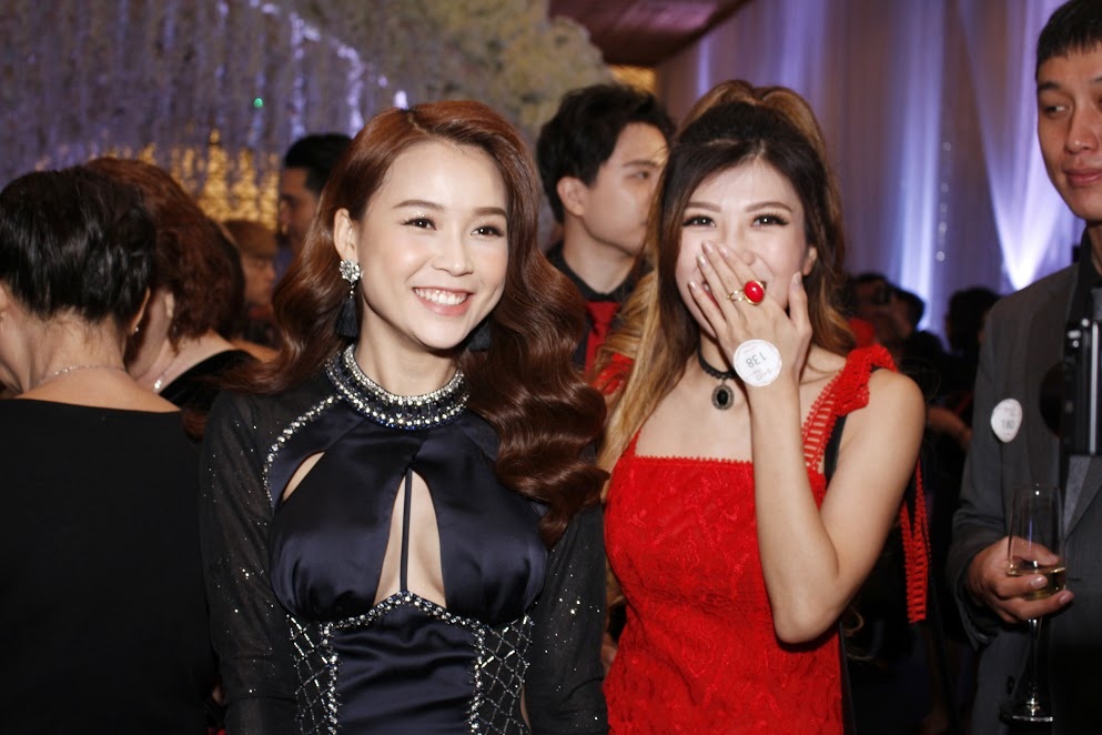 dan-sao-dinh-dam-dien-hai-mau-do-va-den-den-dam-cuoi-tran-thanh-hari-won