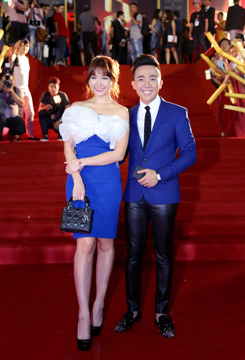 giai-ma-doi-giay-gay-xon-xao-trong-dam-cuoi-tran-thanh-hari-won